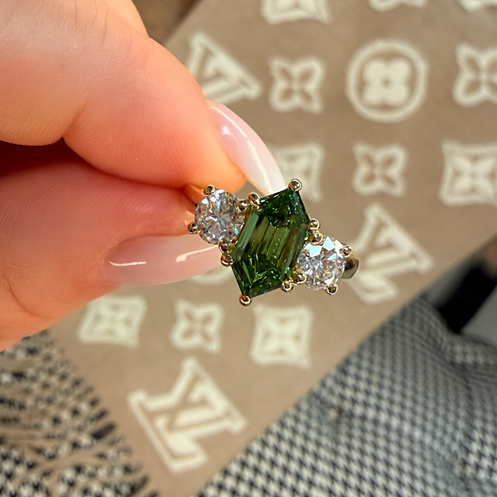 18K 2.5Ct Fancy Vivid Green Dutch Marquise Lab Diamond Trilogy