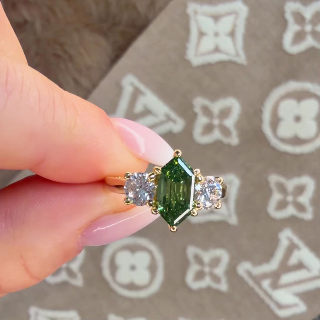 18K 2.5Ct Fancy Vivid Green Dutch Marquise Lab Diamond Trilogy